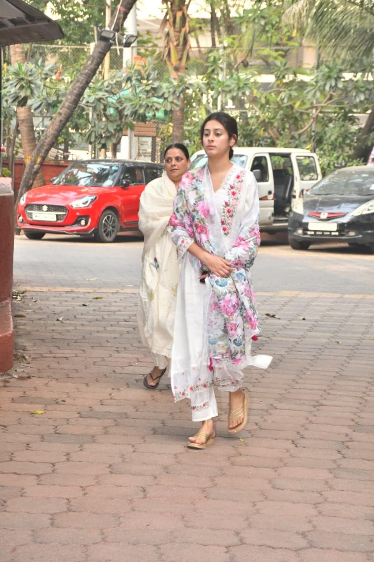 <p>Actress Isha Malviya was seen attending Arjun Bijlani&rsquo;s father-in-law&rsquo;s prayer meet, where she paid her respects and extended support to the grieving family.</p>